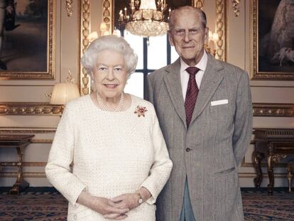 La foto oficial de Isabel II y Felipe de Edimburgo con motivo del 70 aniversario de bodas de la pareja.