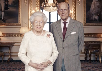 La foto oficial de Isabel II y Felipe de Edimburgo con motivo del 70 aniversario de bodas de la pareja.