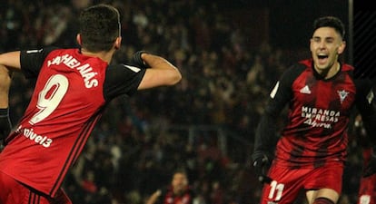 Matheus y Merquelanz celebran el primer gol del Mirandés.