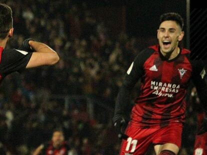 Matheus y Merquelanz celebran el primer gol del Mirandés.