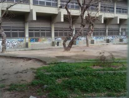 Una imagen del jard&iacute;n exterior del colegio. 