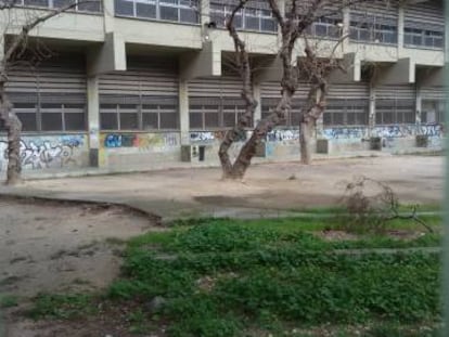 Una imagen del jard&iacute;n exterior del colegio. 