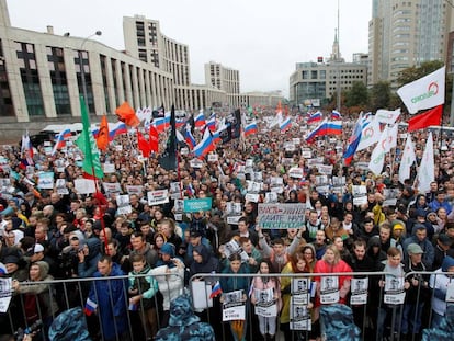 Miles de manifestantes piden que se permita participar a candidatos de la oposición en las próximas elecciones municipales, el sábado en Moscú.
