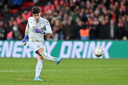 El portero del Chelsea, Kepa Arrizabalaga, falla el último penalti de la tanda contra el Liverpool en la final de la Copa de la Liga.