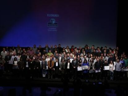 Representantes de las empresas premiadas junto a los políticos que han participado en el acto.