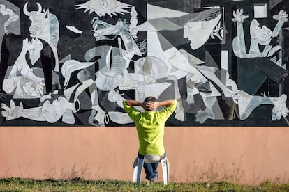 Mural del 'Guernica' en una de las calles de la localidad soriana de Caltojar.