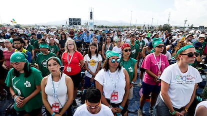 Asistentes a la misa masiva del domingo en campamento de Tor Vergata, a las afueras de Roma.