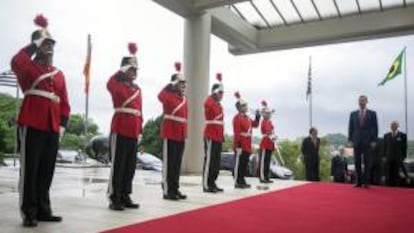 Los datos fueron anticipados el miércoles al Príncipe de Asturias, Felipe de Borbón (d) en un desayuno de trabajo con la junta directiva de la Cámara que el heredero de la corona española tuvo durante su visita de un día a Sao Paulo. EFE/Archivo