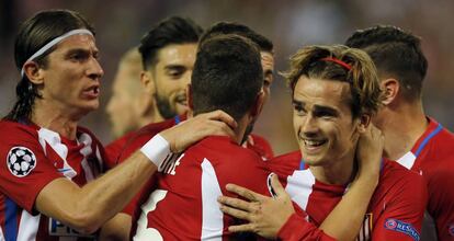 Griezmann es felicitado tras marcar el gol de la victoria.