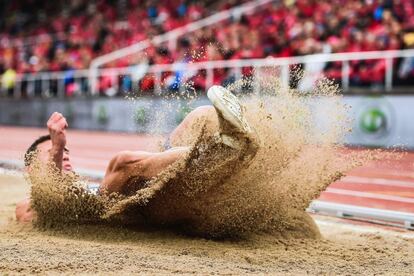 Thobias Nilsson Montler de Suecia compite en el salto de longitud masculino durante la Liga de Diamantes de la IAAF (IAAF Diamond League), en Estocolmo (Suecia), el 30 de mayo de 2019.