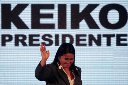 Keiko Fujimori saluda antes de leer una breve declaración en la que prácticamente reconoce su derrota electoral.