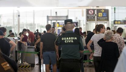 Filas en El Prat, vigiladas por la Guardia Civil