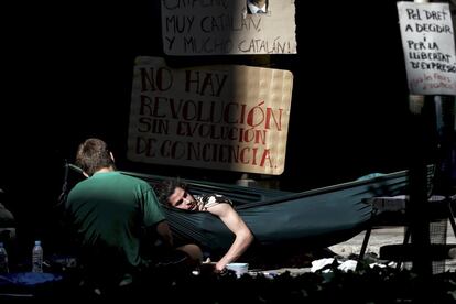 Estudiantes en el Rectorado de la Universidad de Barcelona.