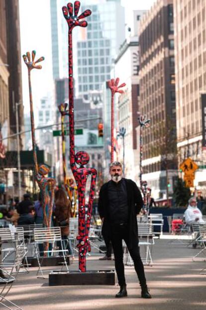 El artista español Santi Flores junto a una de sus obras expuestas en la calle Broadway de Manhattan.