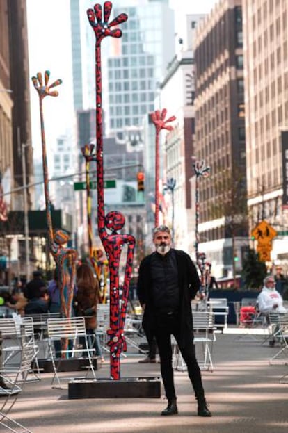 El artista español Santi Flores junto a una de sus obras expuestas en la calle Broadway de Manhattan.