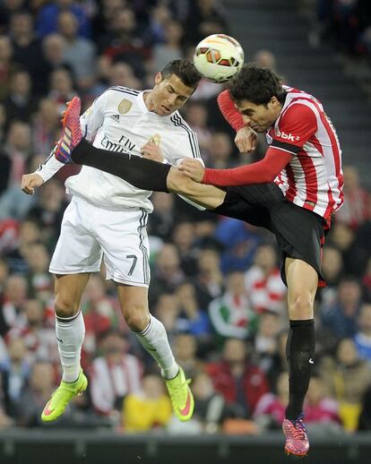 El delantero del Real Madrid Cristiano Ronaldo y el defensa del Athletic Xabier Etxeita disputan un balón aéreo