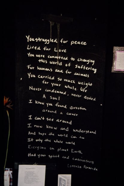 Un poema en memoria de River Phoenix en las paredes del club Viper Room, en Los Ángeles, que se llenaron de homenajes en los días posteriores a su muerte.