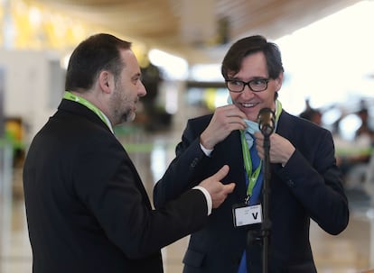 Los ministros de Fomento, Jose Luis Ábalos, y de Sanidad, Salvador Illa durante su visita al aeropuerto Adolfo Suárez Madrid Barajas.