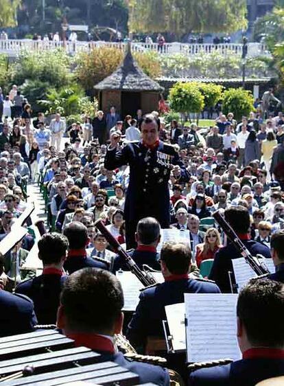 Francisco Grau dirige la orquesta de la Guardia Real en 1999.