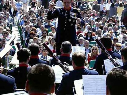 Francisco Grau dirige la orquesta de la Guardia Real en 1999.