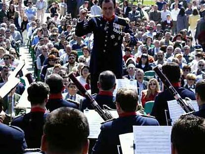 Francisco Grau dirige la orquesta de la Guardia Real en 1999.