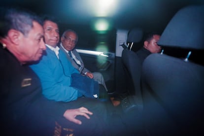 Pedro Castillo (en el centro), es escoltado por la policía tras ser detenido este miércoles.