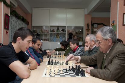 Uno de los encuentros entre jóvenes y mayores que organizan el Gobierno Extremeño y el Club Mágic de Mérida