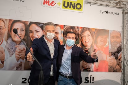 Miguel Ángel Gallardo y Jose Luis Quintana, alcaldes de Villanueva y Don Benito compadecen juntos tras el recuento final de la consulta popular.