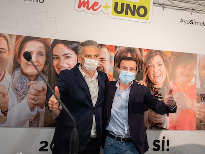 Miguel Ángel Gallardo y Jose Luis Quintana, alcaldes de Villanueva y Don Benito compadecen juntos tras el recuento final de la consulta popular.