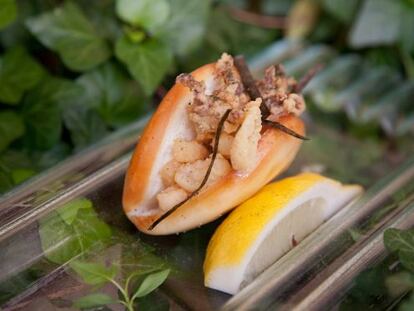 Bocadillo de calamares en un bollito de pan blando y con virutas de alga nori, del chef madrile&ntilde;o Jos&eacute; Luque. 