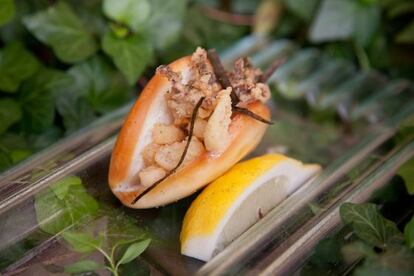 Bocadillo de calamares en un bollito de pan blando y con virutas de alga nori, del chef madrileño José Luque.