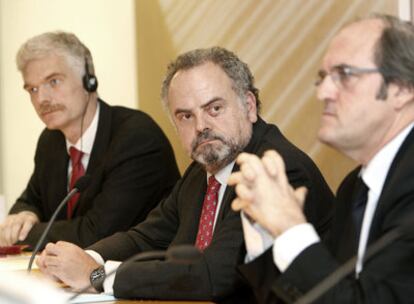 De izquierda a derecha, el investigador en educación de la OCDE Andreas Schleicher; el presidente del Grupo PRISA, Ignacio Polanco; y el ministro de Educación, Ángel Gabilondo.