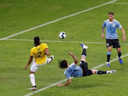 Cavani marca el segundo gol de Uruguay ante Ecuador. 