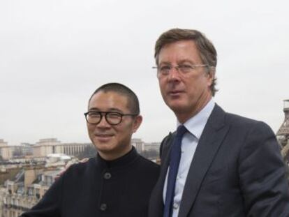 El fundador y consejero delegado de Huazhu, Qi Ji, junto al consejero delegado de Accor, Sebastien Bazin.