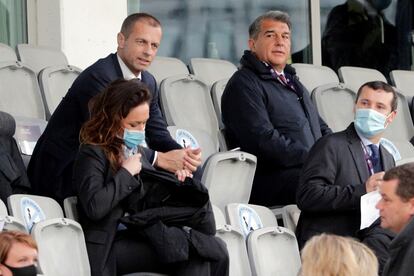 El presidente de la UEFA, Aleksander Ceferin, y el presidente del Barcelona, Joan Laporta, durante la final de la Champions femenina de 2021.