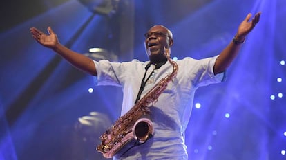 El saxofonista Manu Dibango, en un concierto en Costa de Marfil en 2018.