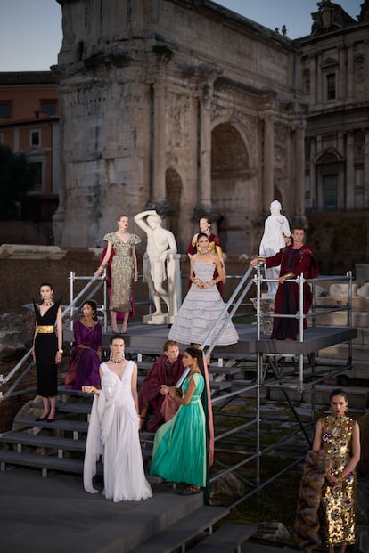 El desfile de la nueva la colección femenina de Dolce & Gabbana se celebró en el Foro Romano, en Roma.