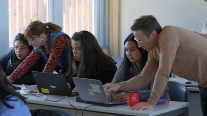 María Pérez y Miguel Socias imparten clases gratuitas a mujeres de La Pintana, en Santiago.
