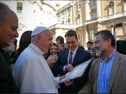 Virgilio Viana com o papa Francisco no Vaticano.