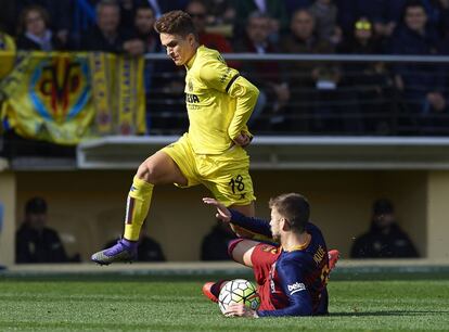 Piqué disputa el balón con Denis Suárez.