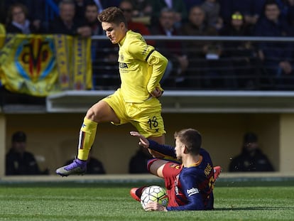 Piqué disputa el balón con Denis Suárez.