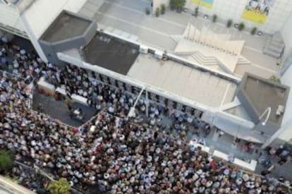 Vista de la manifestación frente a la sede de la AMIA