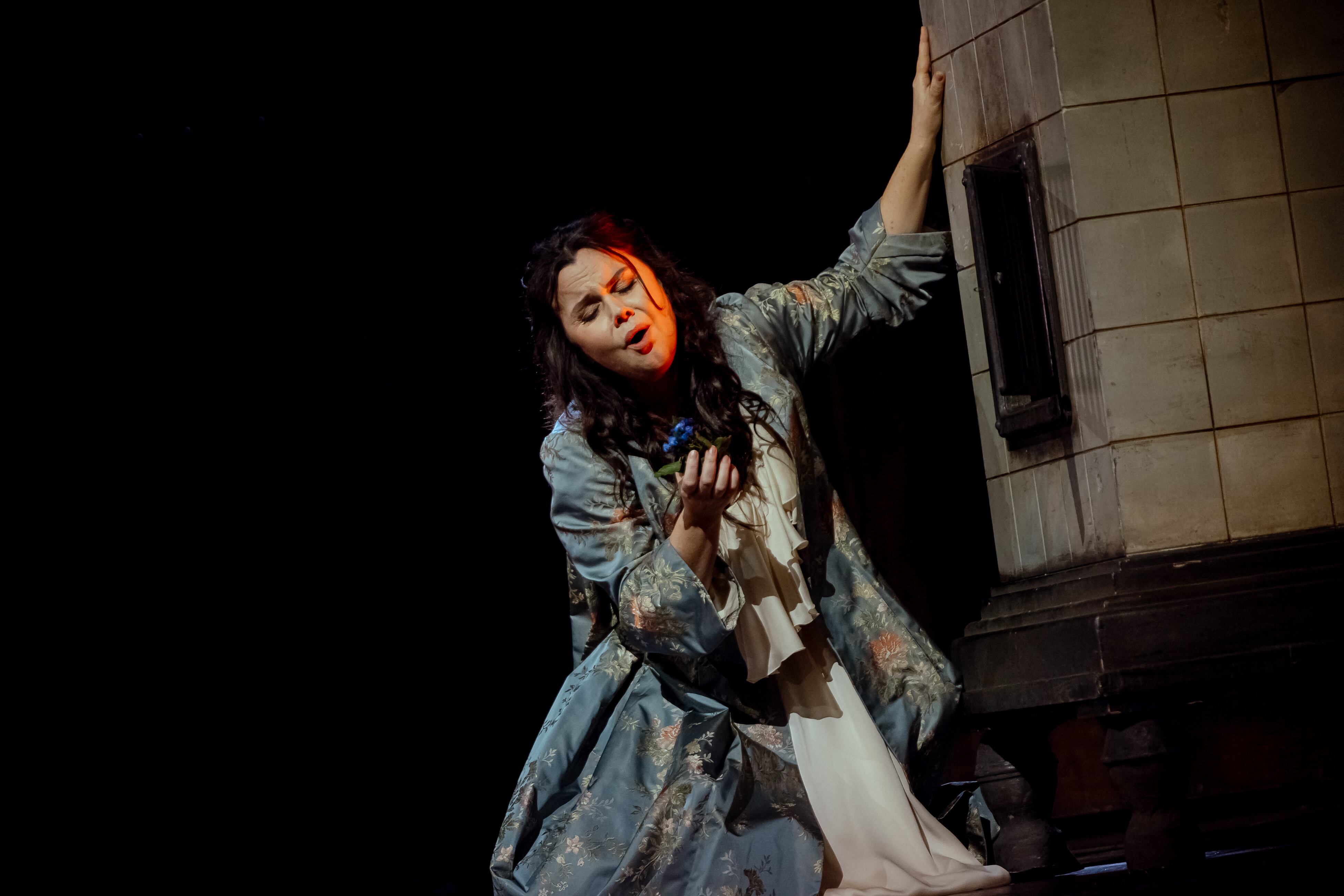 La soprano Aleksandra Kurzak cantando ‘Poveri fuori’, en el cuarto acto de de ‘Adriana Lecouvreur’, el pasado 16 de junio en el Liceu de Barcelona.