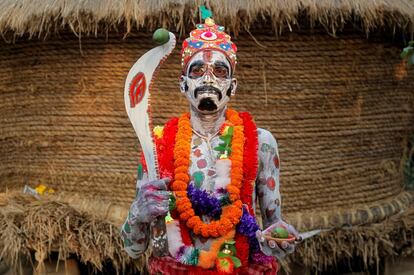 Rituales durante el festival hindú Shiva Gajan, que marca el fin de año en el calendario bengalí, en Zona Pali, Bengala Occidental, India.