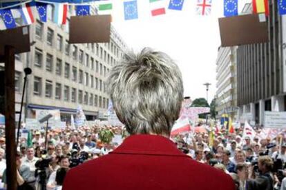 La ministra de Agricultura de Alemania, Renate Kuenast, ayer ante la manifestación de agricultores en Bruselas.