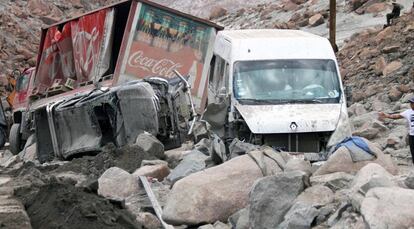 Tres vehículos arrollados por el agua en Arequipa