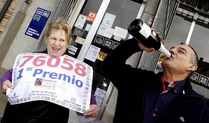 Los dueños de la administración de Lotería de Meira (Lugo), en la plaza del pueblo nº 14, que vendió un décimo del premio Gordo de Navidad