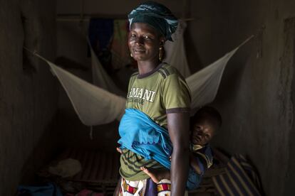 Fatoumatou Diarra posa para un retrato en el interior de su casa en la aldea de Guihoyo. Algunos de sus hijos fueron sometidos a pruebas de malaria y desnutrición antes de recibir CPS y alimentos listos para ingerir. 