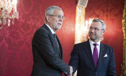 El presidente austriaco, Alexander van der Bellen (i), saluda a Norbert Hofer, nuevo líder del partido ultraderechista FPÖ, este lunes en Viena.