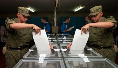 Un soldado ruso, emite su voto en Sebastópol, Crimea, este domingo